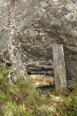 Tűzifa a szikla alatt