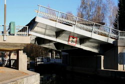 Nyitható híd a Vääksy csatorna zsilipjénél