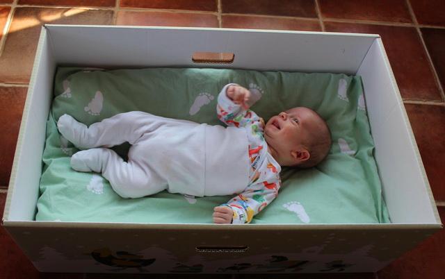 Miért alszanak a finn babák dobozban?