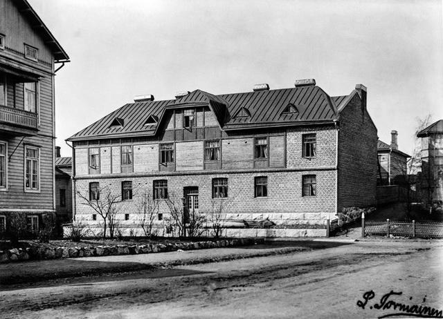 Helsinki, Saariniemenkatu 6. Mika Waltarin szülőháza (Fotó: Torniainen P., Valokuvaaja 1910, Helsingin kaupunginmuseo, kansallisbiografia.fi)