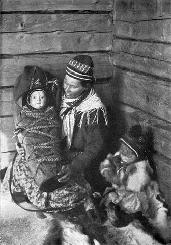 számi asszony gyermekeivel 1917-ben