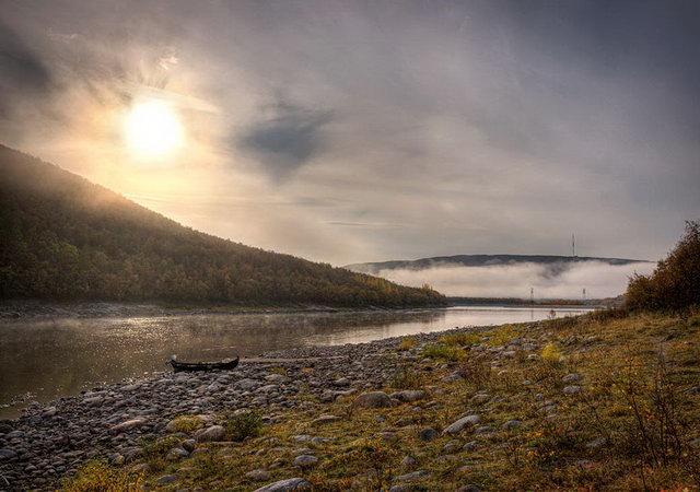 A turisták egyik kedvenc célpontja a Teno folyón a lazachorgászat (Fotó: holidayvillagevalle.fi)